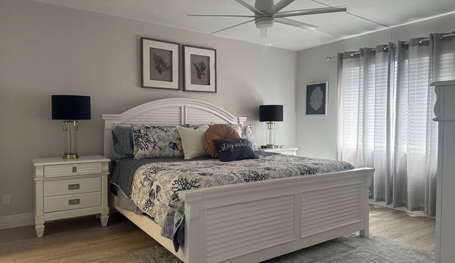 Winterpark condo w/resort style pool close to Beach, Restaurants and Shopping.
