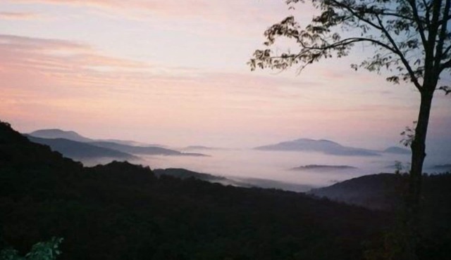 Wolf's Peak Lodge On 7.5 Acres With Views Of 3 States