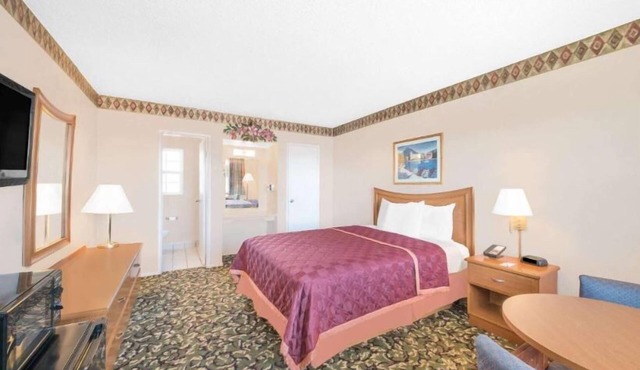 Your Home Away from Home in Pecos! Complimentary Breakfast and Airport Shuttle!