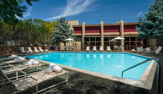Your Relaxing Getaway Awaits! Outdoor Pool, FREE Parking, Pets Allowed!