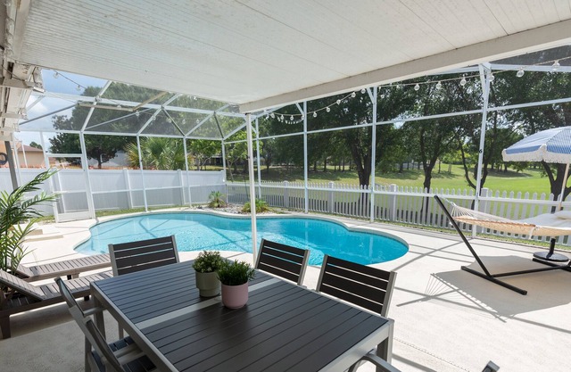 12 mins to Disney 3 Bedroom Family House With Pool
