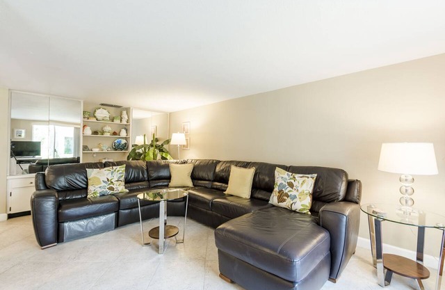 Bayside Beach to Bay Resort: Spacious 2BR condo in Sarasota, perfect for families!