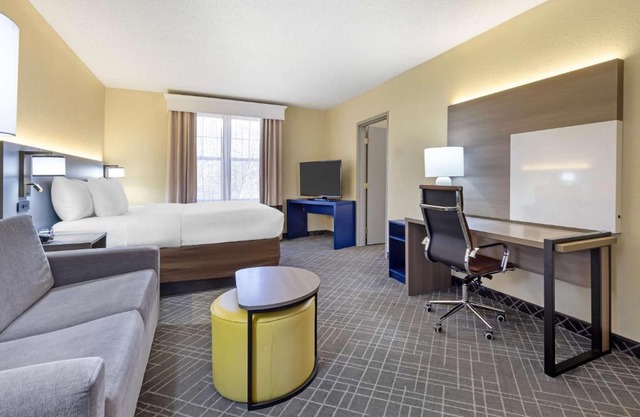 Comfort Suites Hanes Mall 