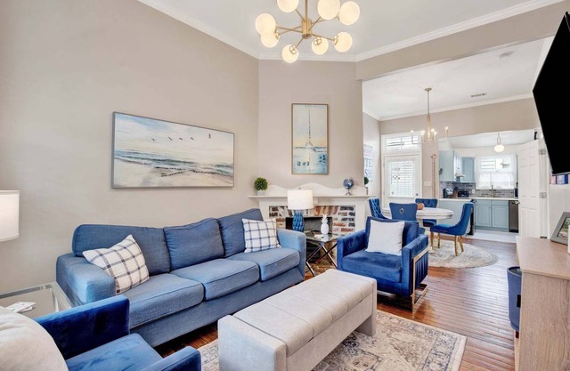 Duckie's Cottage in Historic Savannah | Heated Pool Access