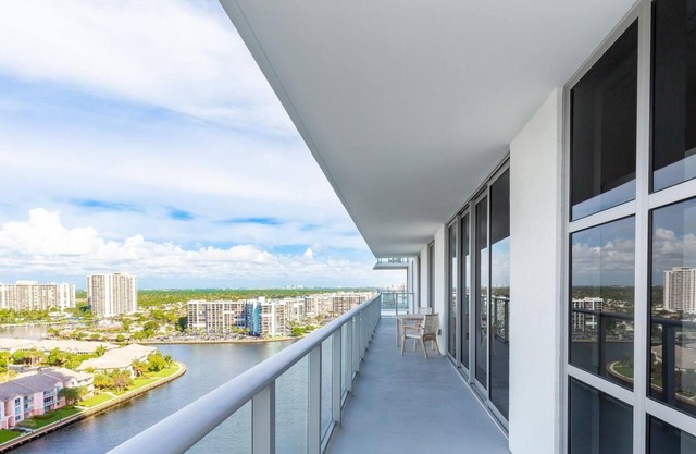 Family 3 bedroom Hyde Beach House Miami 22th floor