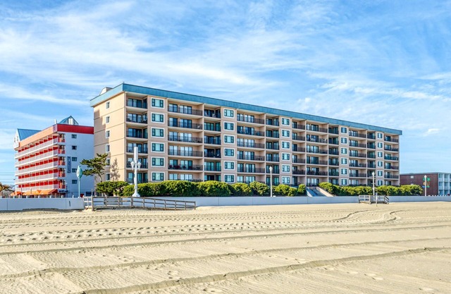 Ocean Hideaway 111-Oceanfront 18th St, Free WiFi, Elev, W/D, AC