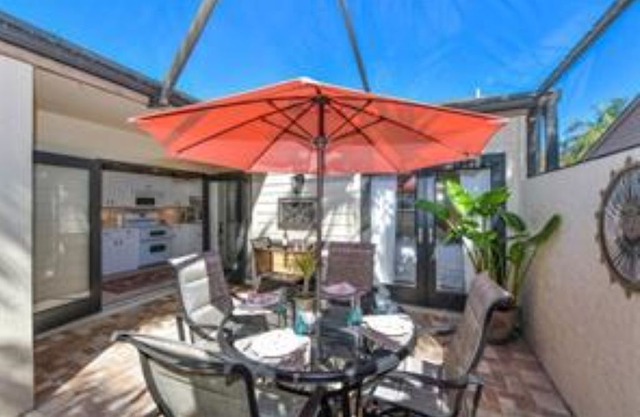 Pool, patio, tennis courts, close to beaches and Downtown Sarasota.