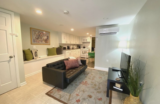 Unbeatable location, Steps to Union Station and Minutes to Downtown