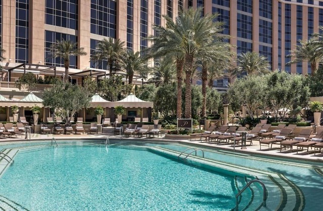 Vegas Adventure! 2 Spacious Units, Pools,