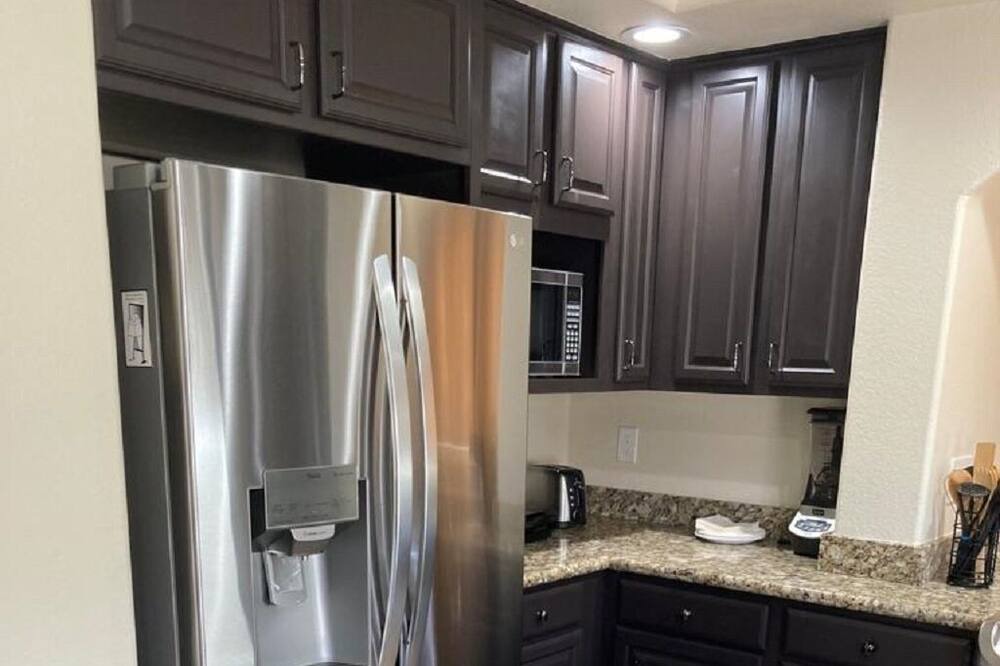 Paradise House | Near the Strip Spacious cozy 4 bedrooms house with Jacuzzi