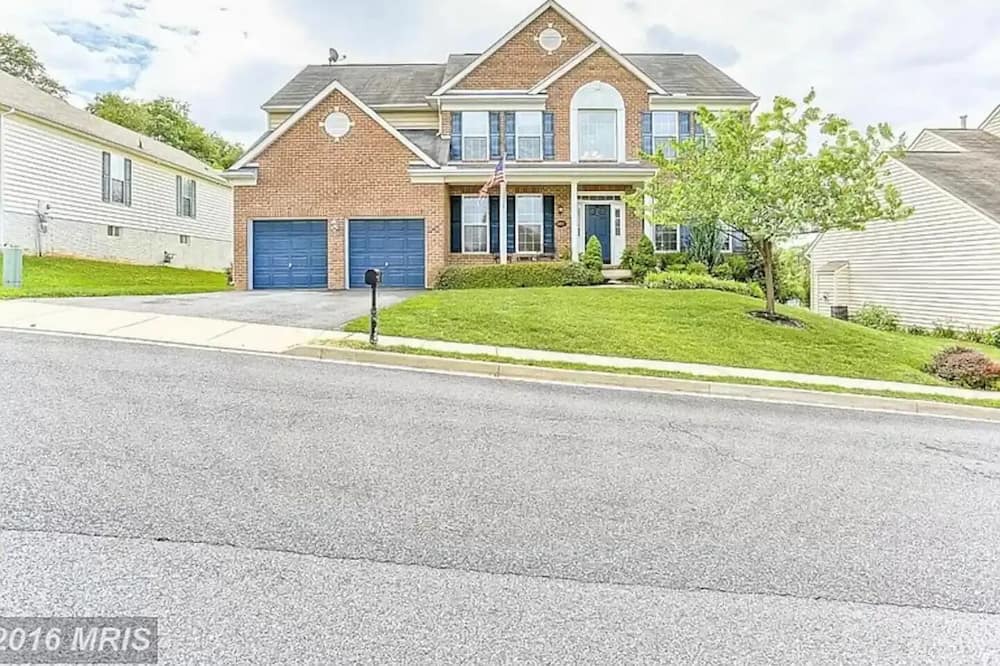 Boonsboro Apartment | Strike Up The Band Suite @ Music House.