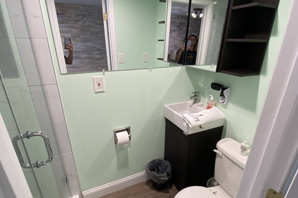 Photo of Bathroom in Fullers Earth