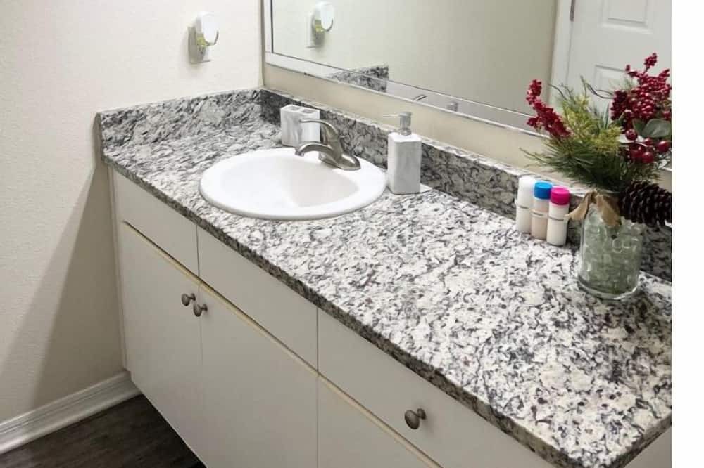Photo of Bathroom in Temple Crest