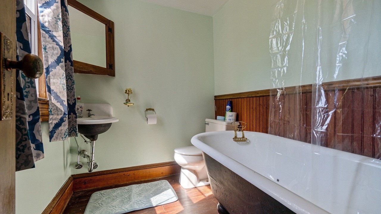 Photo of Bathroom in Willoughby Spit