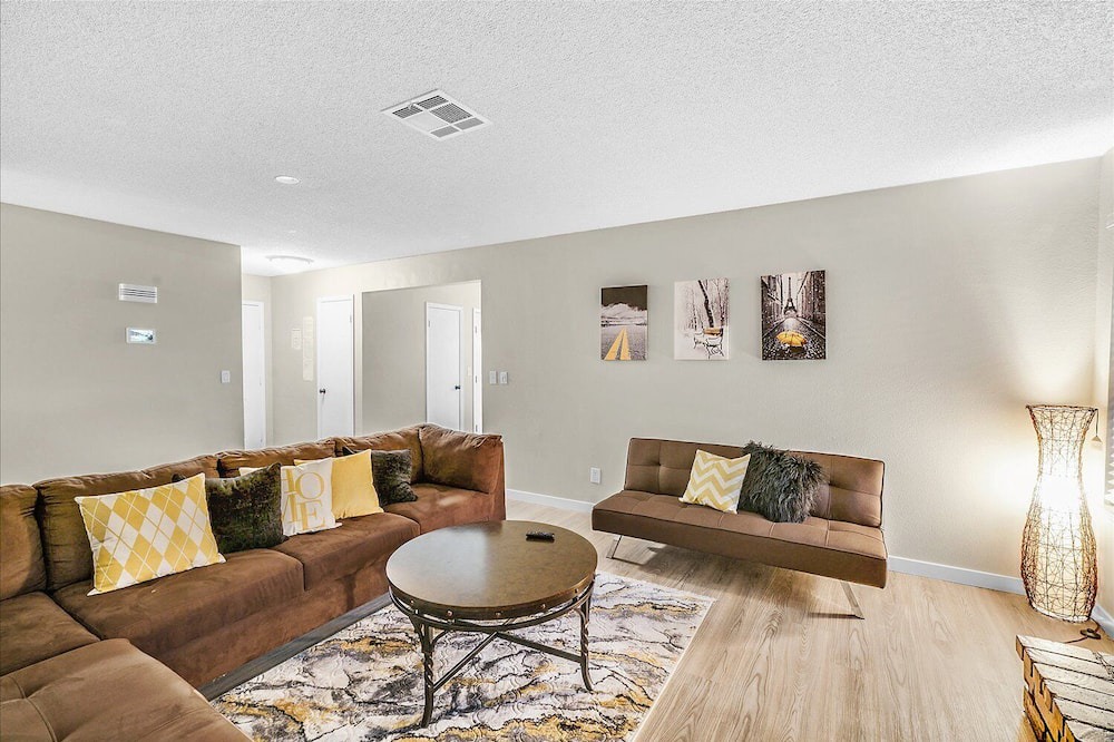 Photo of Livingroom in Highland Hills