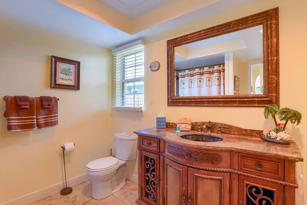 Photo of Bathroom in Island Estate