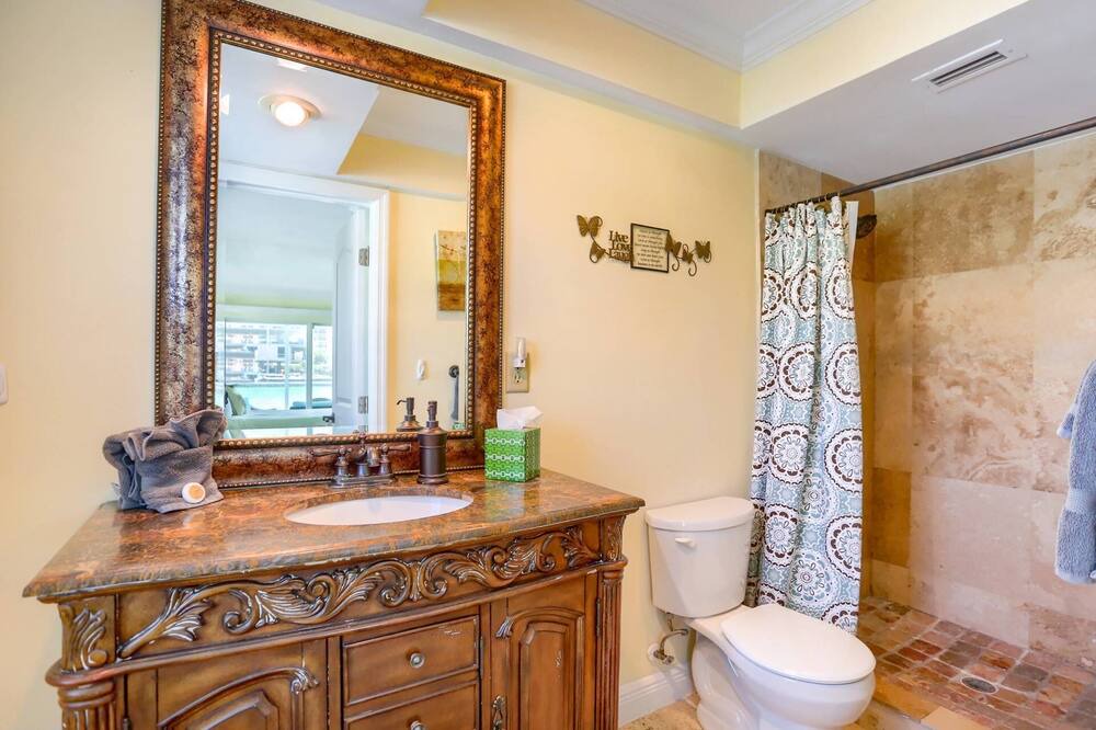 Photo of Bathroom in Island Estate
