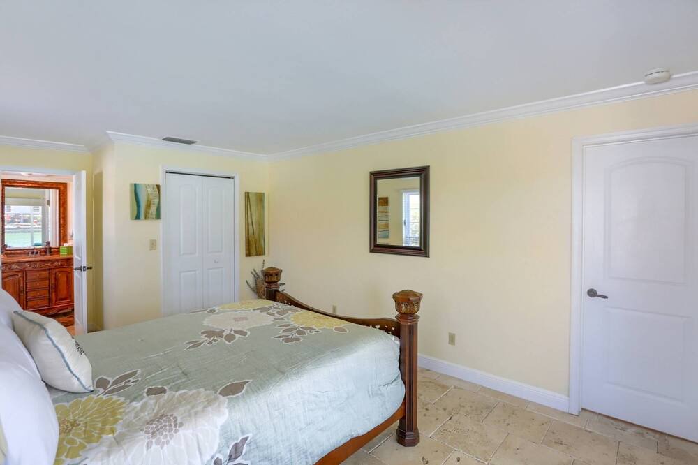 Photo of Bathroom in Island Estate