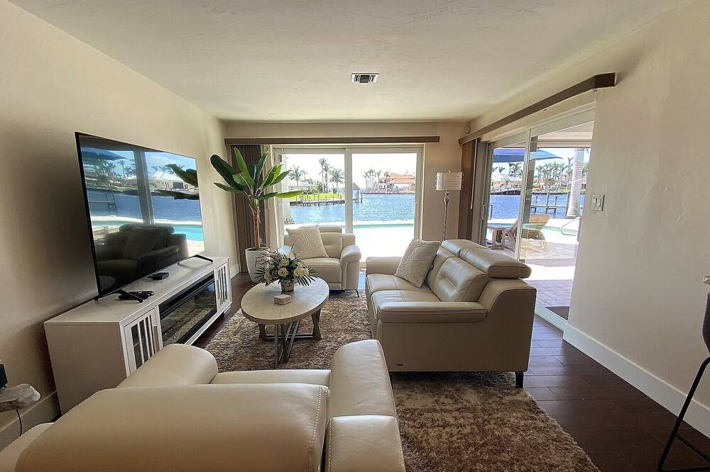 Photo of Livingroom in Yacht Club