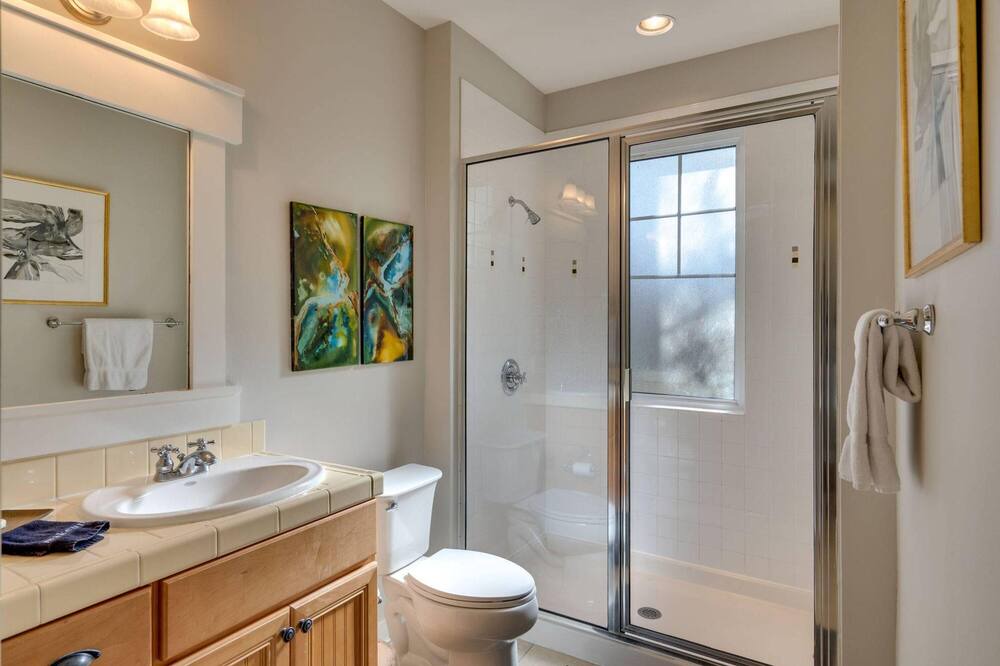 Photo of Bathroom in Laurel Grove