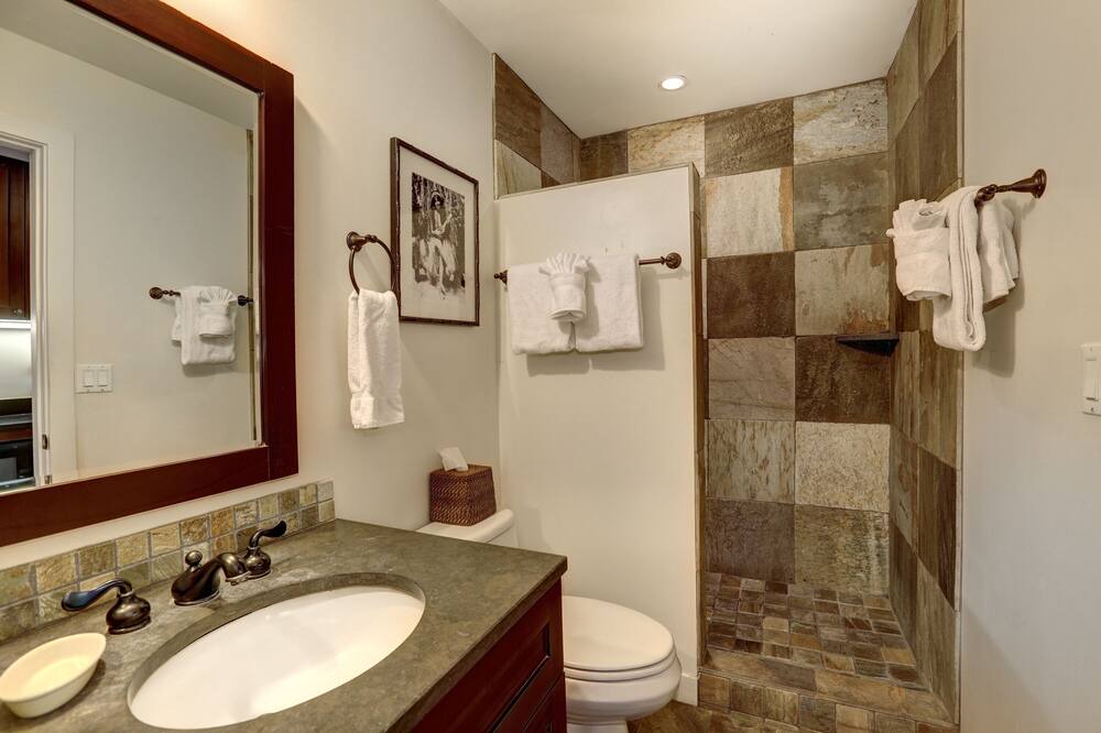 Photo of Bathroom in Historic Lahaina Front Street