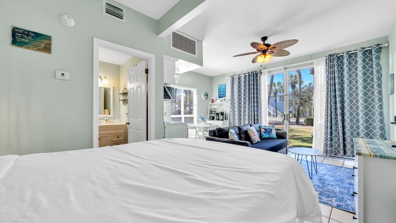 Photo of Bedroom in Crystal Beach