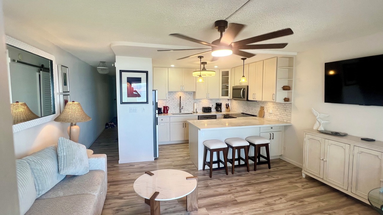 Photo of Livingroom in Historic Lahaina Front Street