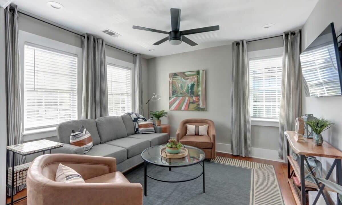 Photo of Livingroom in Old West Broad Neighborhood