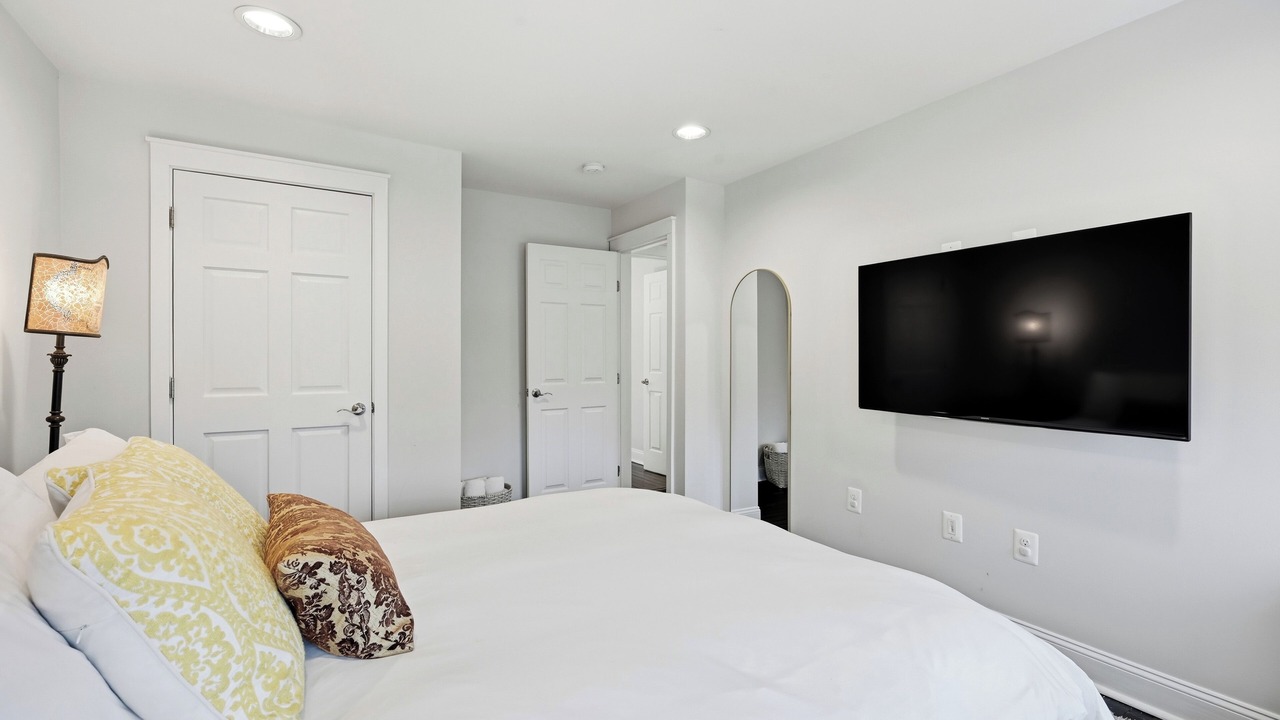 Photo of Bedroom in Leesburg's Old and Historic District