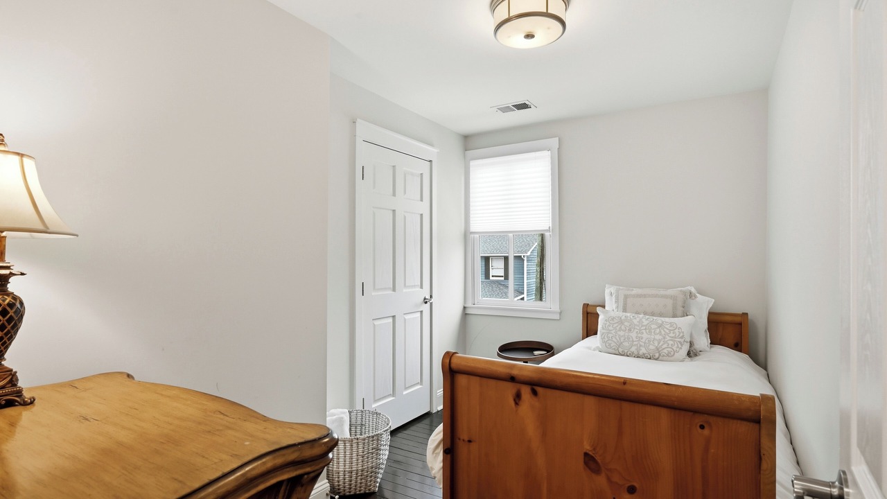 Photo of Bedroom in Leesburg's Old and Historic District