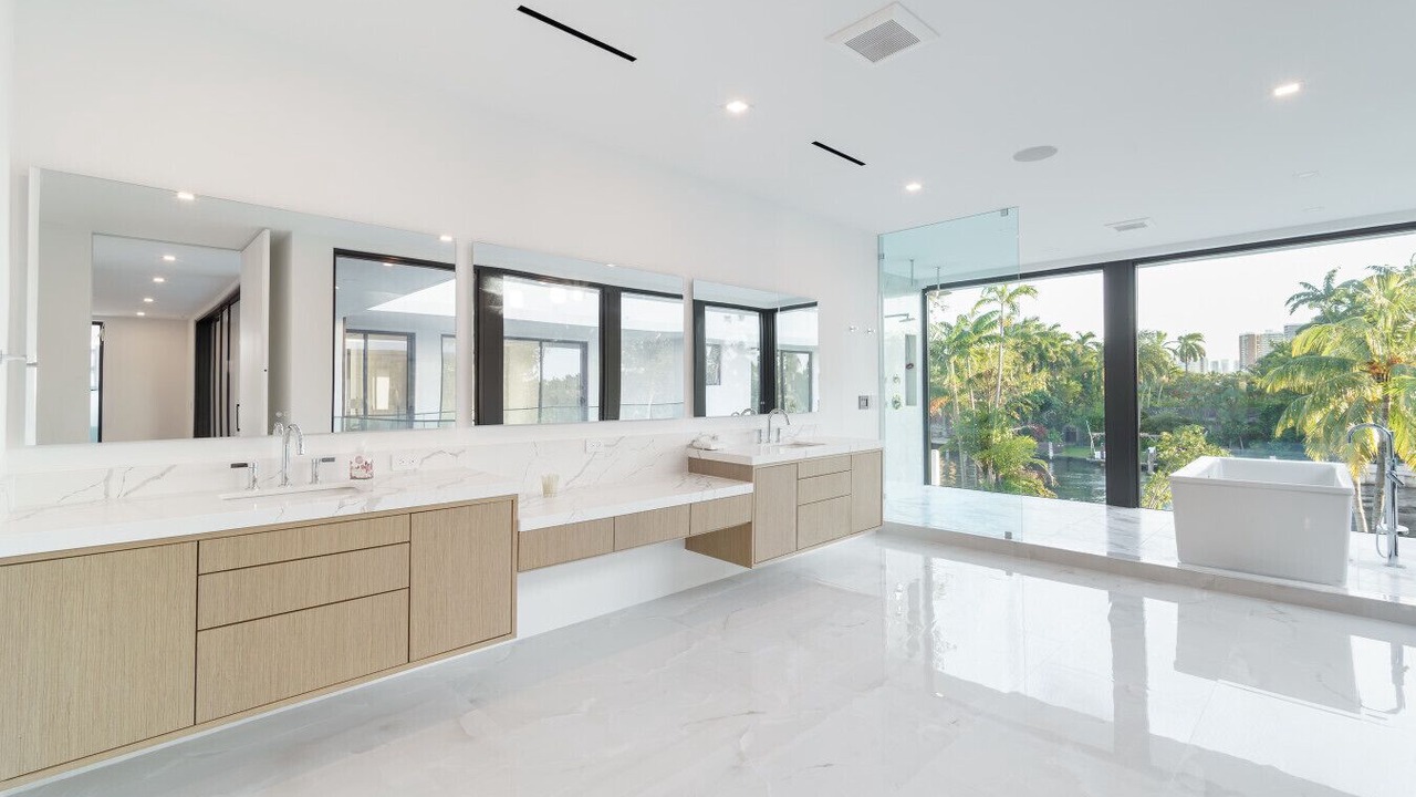 Photo of Bathroom in Bayside Historic District