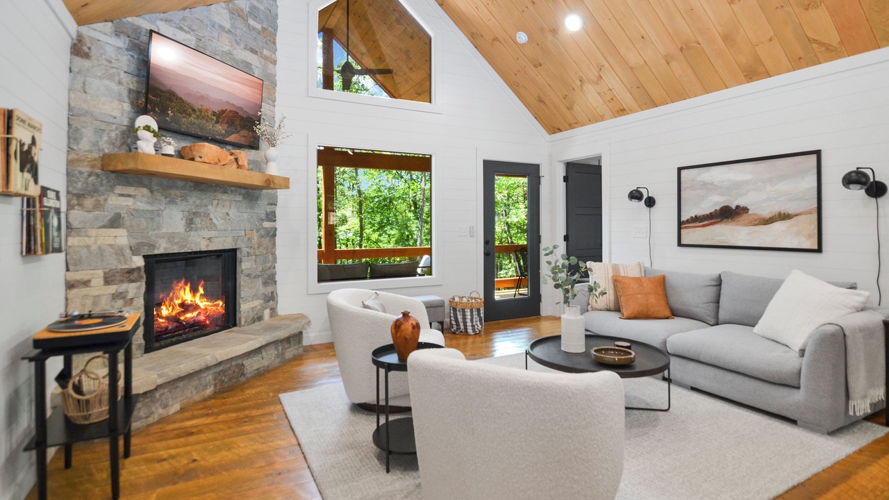 Photo of Livingroom in Cherry Log