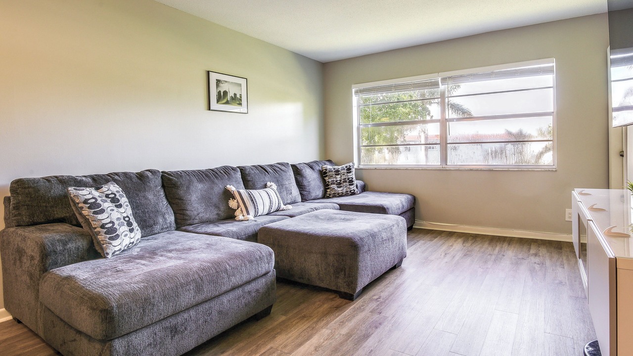 Photo of Livingroom in Lauderhill