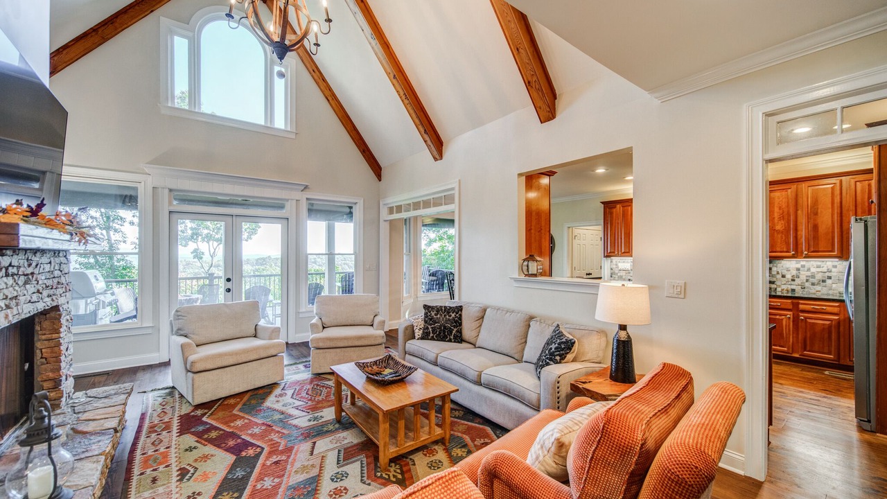 Photo of Livingroom in Big Canoe