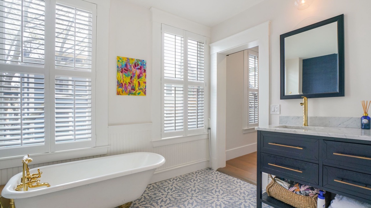 Photo of Bathroom in Thompson Square - Bunker Hill