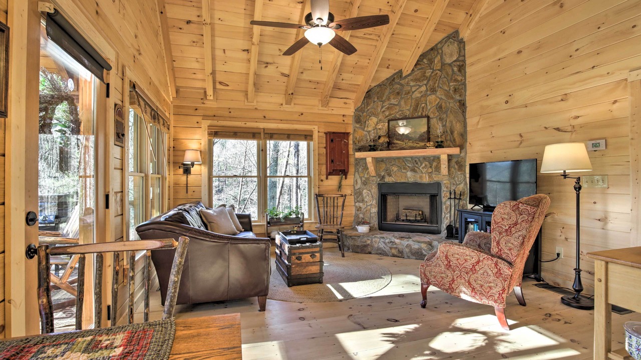 Photo of Livingroom in Cherry Log