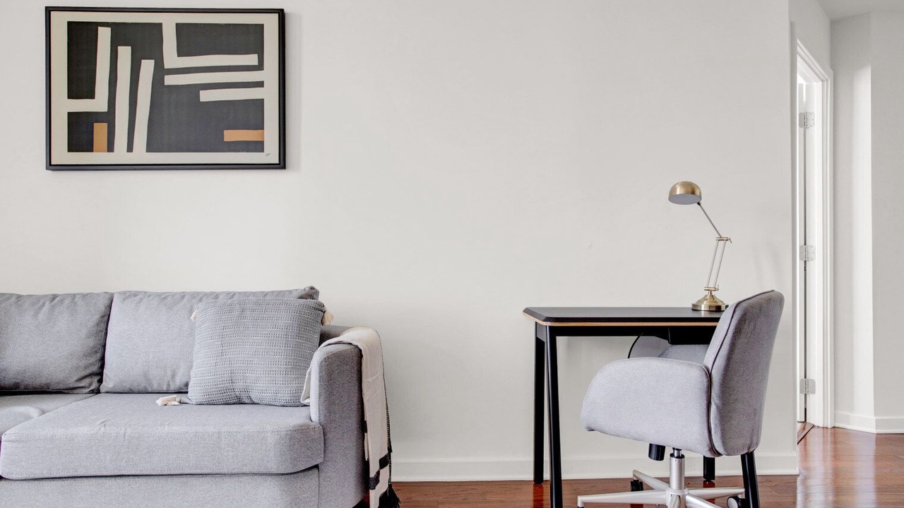 Photo of Livingroom in Woodmont Triangle