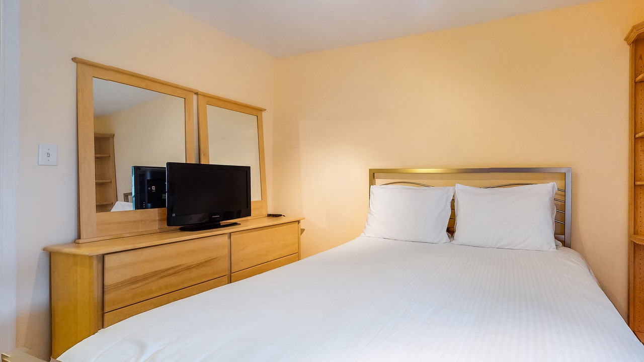 Photo of Bedroom in Country Club Estates