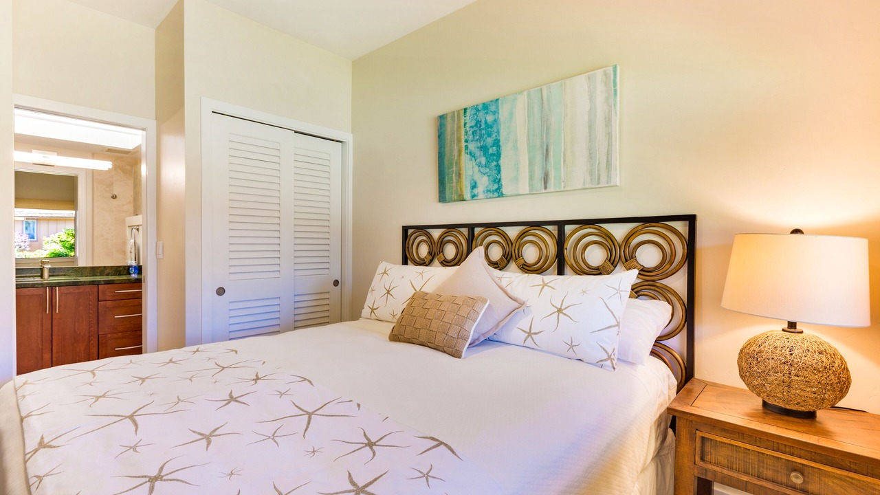 Photo of Bedroom in Historic Lahaina Front Street