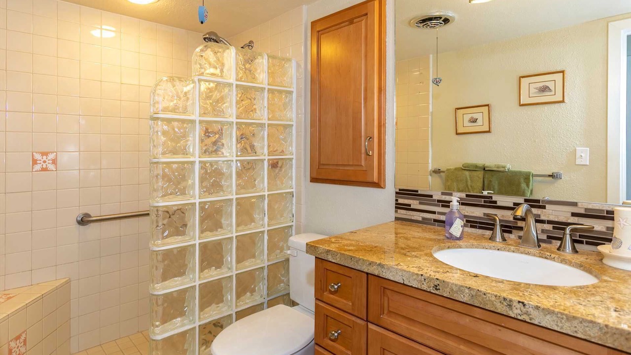 Photo of Bathroom in Maalaea