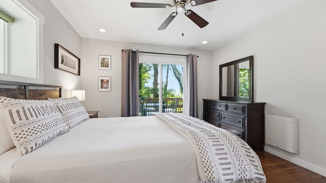 Photo of Bedroom in Mirror Lake