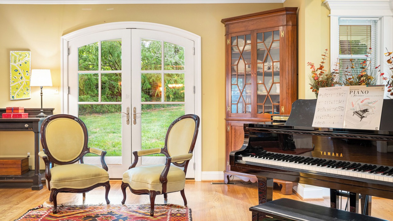Photo of Livingroom in Tysons