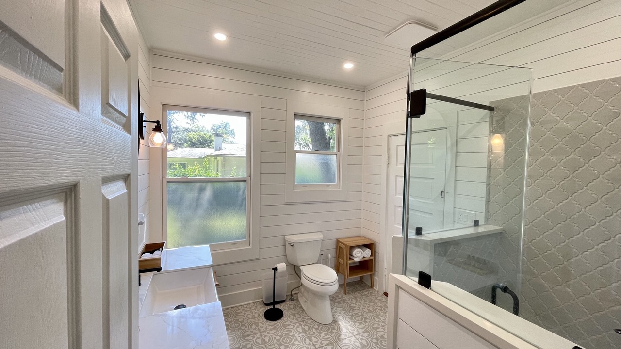 Photo of Bathroom in Thunderbolt