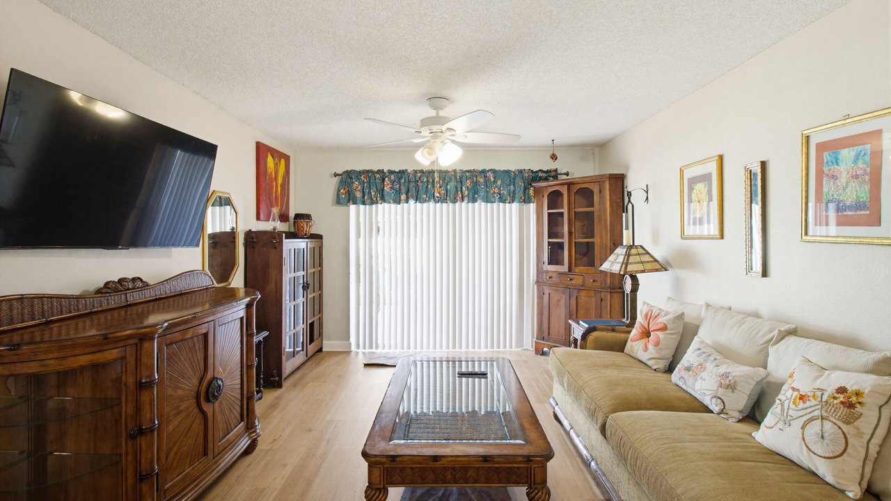 Photo of Livingroom in Ludlam
