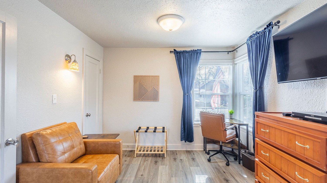 Photo of Livingroom in Depot Bench