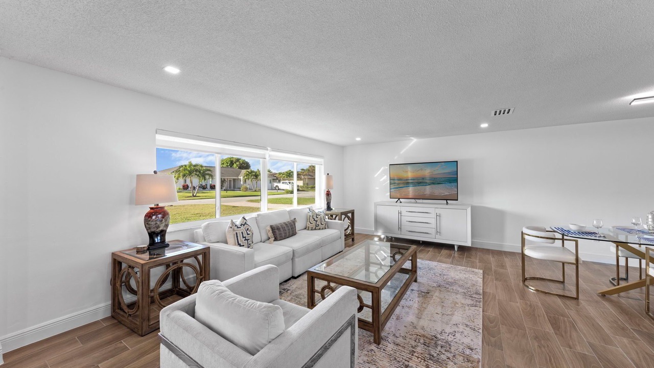 Photo of Livingroom in Town and River