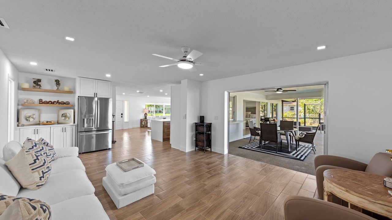 Photo of Livingroom in Town and River