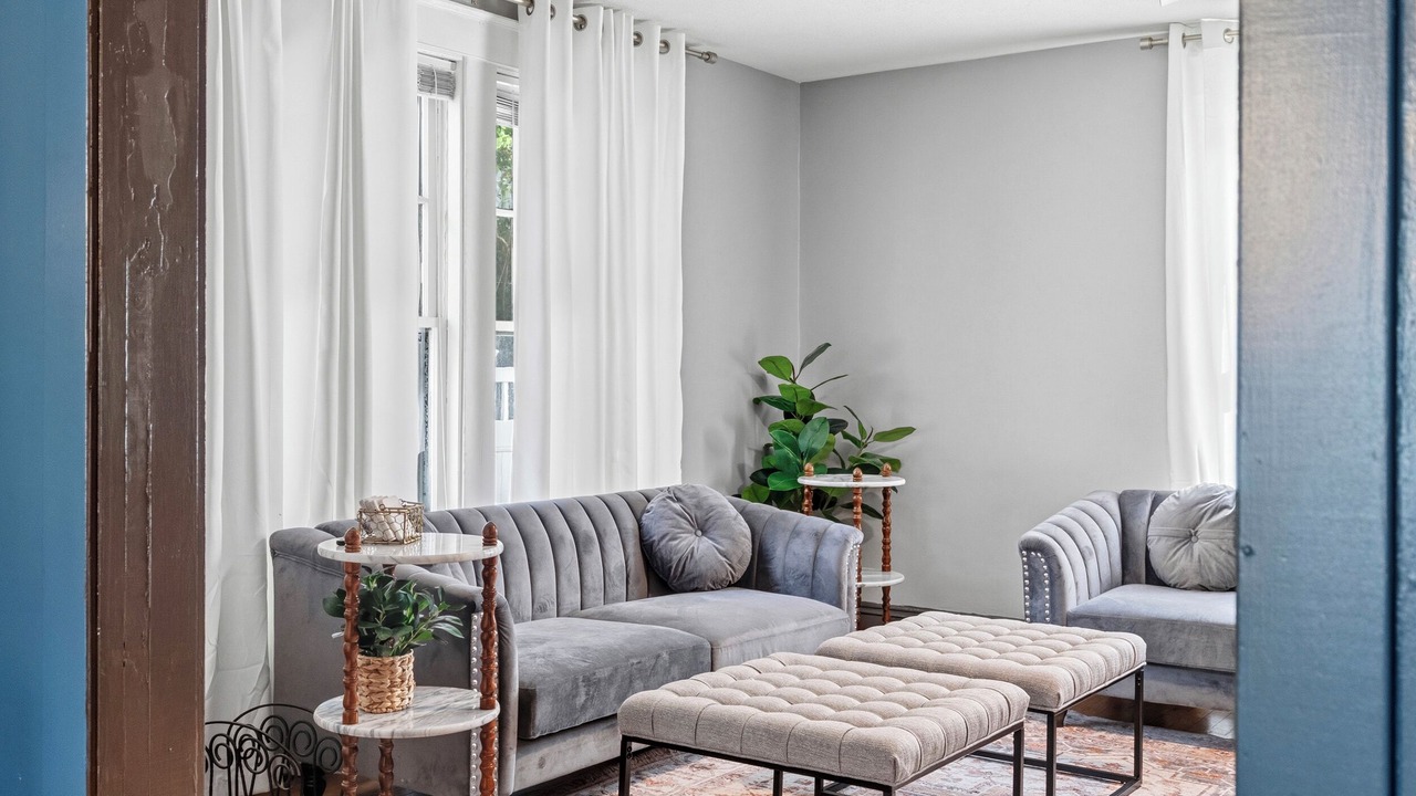 Photo of Livingroom in Farmville