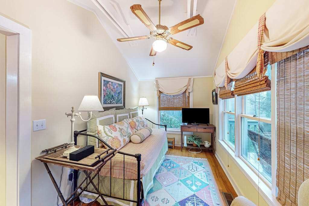 Photo of Livingroom in Mirror Lake