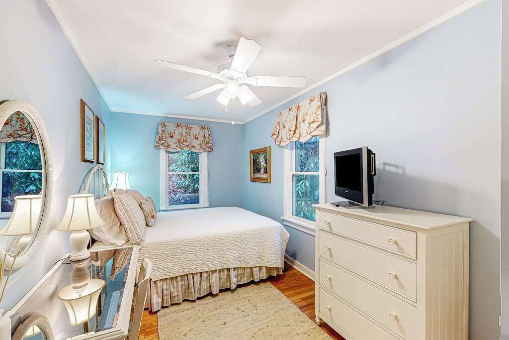 Photo of Bedroom in Mirror Lake